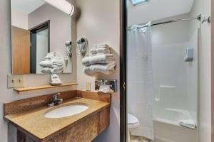 Queen Room with Sofa Bed and Lake View - Non-Smoking room in SureStay by Best Western Spicer