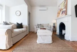 Cute & Comfortable Cottage: Near City with Parking - Kings Park