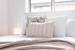 Modern Delight: Cosy Home with Parking