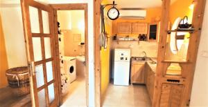 Kis ház az erdő mellett - Little house next to the forest