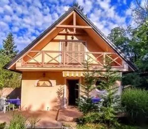 Kis ház az erdő mellett - Little house next to the forest - Küngös