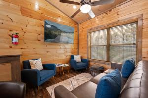 Family or couple retreat next to Downtown, Dollywood & Smoky Mountains!