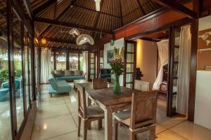 villa with rice field views in ubud