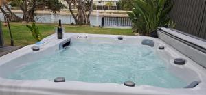 MOOLOOLABA CANAL HOME - Modern 4Bedroom with Spa, Sauna and Private Pontoon - NEW proprietor 2024