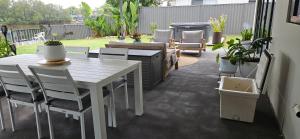 MOOLOOLABA CANAL HOME - Modern 4Bedroom with Spa, Sauna and Private Pontoon - NEW proprietor 2024