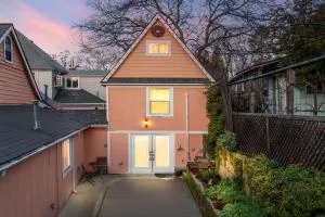 The Carriage House Chic Treetop Loft and Hot Tub - Pinecrest