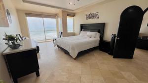 Beautiful Beach Front Condo near Downtown