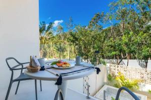 Central Park Lagunas - Luxury Modern Condo with Kitchen