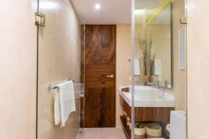 Central Park Lagunas - Luxury Modern Condo with Kitchen