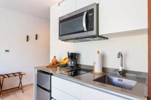 Central Park Lagunas - Luxury Modern Condo with Kitchen