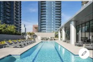 Comfy Apt with pool & hot tub in downtown LA