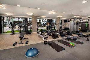 Comfy Apt with pool & hot tub in downtown LA