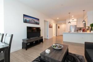 Comfy Apt with pool & hot tub in downtown LA