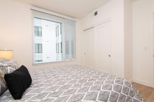 Comfy Apt with pool & hot tub in downtown LA