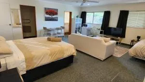 Avocado Orchard Retreat! - Aongatete