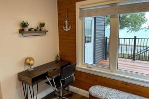 Elite Upper Deck Suites l Lake front with hot tub