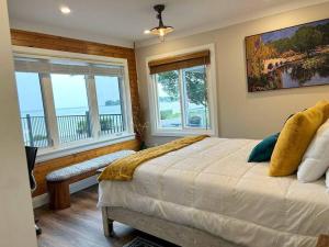 Elite Upper Deck Suites l Lake front with hot tub