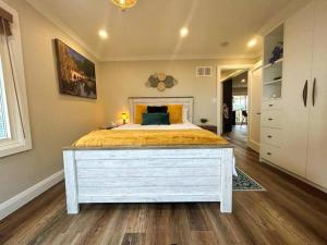 Elite Upper Deck Suites l Lake front with hot tub