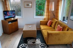 Charming wooden cottage Madelief 4p close to Lake Lauwersmeer