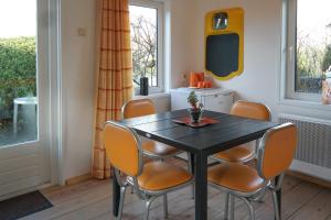 Charming wooden cottage Madelief 4p close to Lake Lauwersmeer