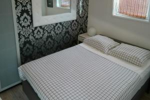 Charming wooden cottage Madelief 4p close to Lake Lauwersmeer