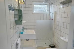 Charming wooden cottage Madelief 4p close to Lake Lauwersmeer