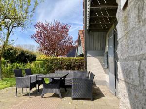 Joke am Deich 6 pers house with equipped terrace behind a dike at Lauwersmeer