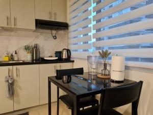 Cute Studio Unit w Big Windows - B Morgan T1