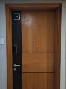 Cute Studio Unit w Big Windows - B Morgan T1