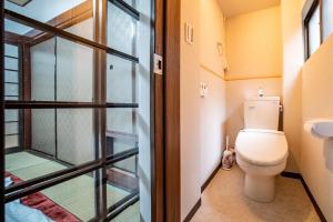 梟の宿 岛之内5号馆 步行300m至道顿堀! 徒步5分钟日本桥站! 心斋桥8分钟 黑门市场15分种徒步圈内 !中央区古风民宅77平方2间房可住7人