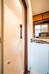 梟の宿 岛之内5号馆 步行300m至道顿堀! 徒步5分钟日本桥站! 心斋桥8分钟 黑门市场15分种徒步圈内 !中央区古风民宅77平方2间房可住7人