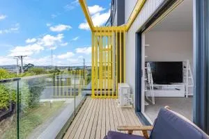 Sleek Vista Townhouse with deck and air-con - Taupaki