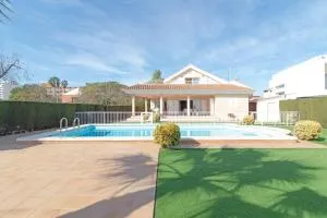 Global Properties, Chalet en primera linea de playa con piscina privada - Almarda