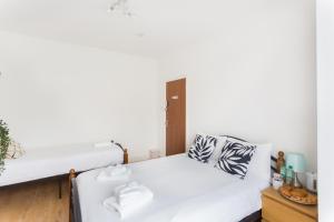 Wood Green Budget Rooms - Next to Mall & Metro Station - 10 Min to City Center