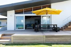 Seal point beach house. Prime beachfront position. - Cape St Francis