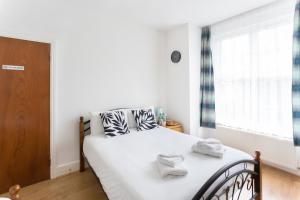 Wood Green Budget Rooms - Next to Mall & Metro Station - 10 Min to City Center