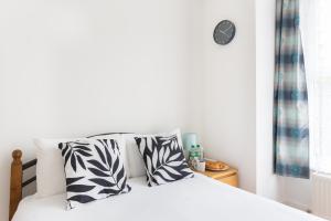 Wood Green Budget Rooms - Next to Mall & Metro Station - 10 Min to City Center