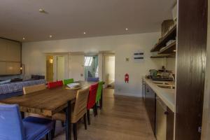 Luxury 2 Bedroom with roof deck and pool Dewaterkant