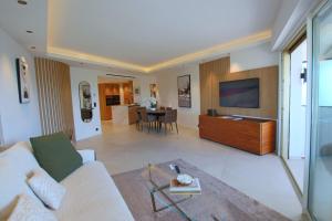COMPLETELY RENOVATED APARTMENT ON BLD CROISETTE, 3 PARENTAL BEDROOMS