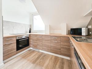 Tolstov Apartments - Monteurwohnungen - 3 Schlafzimmer - Küche - Balkon - Waschmaschine - 25 Min zur Messe DUS