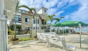 REEF HOUSE BACNOTAN beige sand beach front with Swimming pool