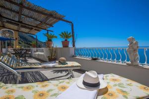 Elegant house overlooking the sea, easy park, wifi