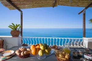 Elegant house overlooking the sea, easy park, wifi