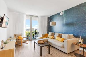 Spectacular Balcony - Near Beach - Gym - Pool