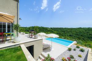 Villa Volare Cantare with 2 br, a heated pool and panoramic view near Buje, Istra