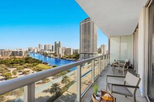 Infinite Views with Amazing Pool plus Gym, Near Beach