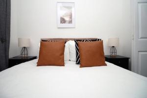 Peaceful 3 Bed Flat with Parking and Balcony by CTO Serviced Apartments