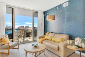 Infinite View with Balcony, Amazing Pool, Gym