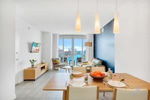 Infinite View with Balcony, Amazing Pool, Gym