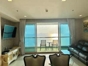 Oceanfront Luxury Condo in Pattaya with Private Beach and Inifinity Pool -A HOTEL 30 Day Stay Minimum